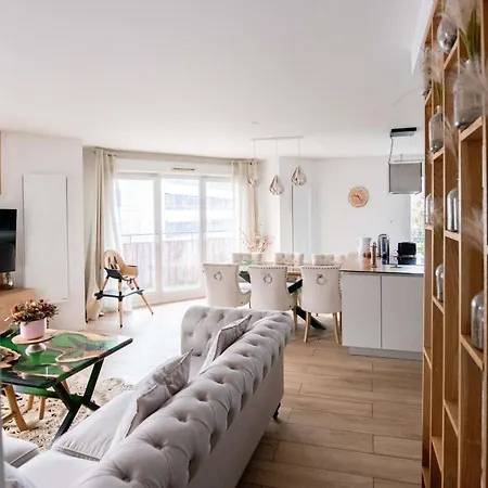 Elise De Roche Equipe Balcon Parking Rer B Apartment Le Bourget