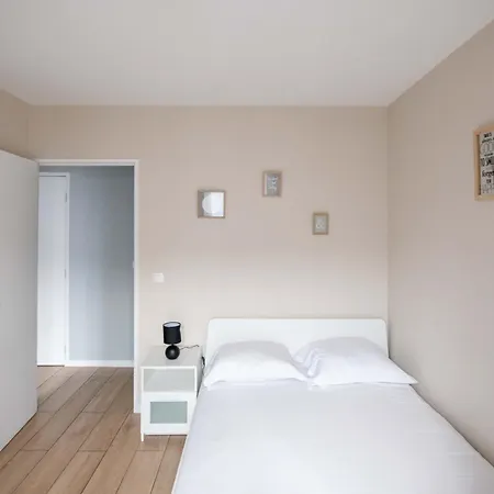 Elise De Roche Equipe Balcon Parking Rer B Apartment Le Bourget