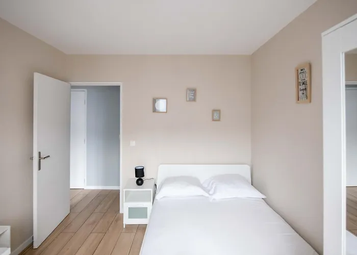 Elise De Roche Equipe Balcon Parking Rer B Appartement Le Bourget
